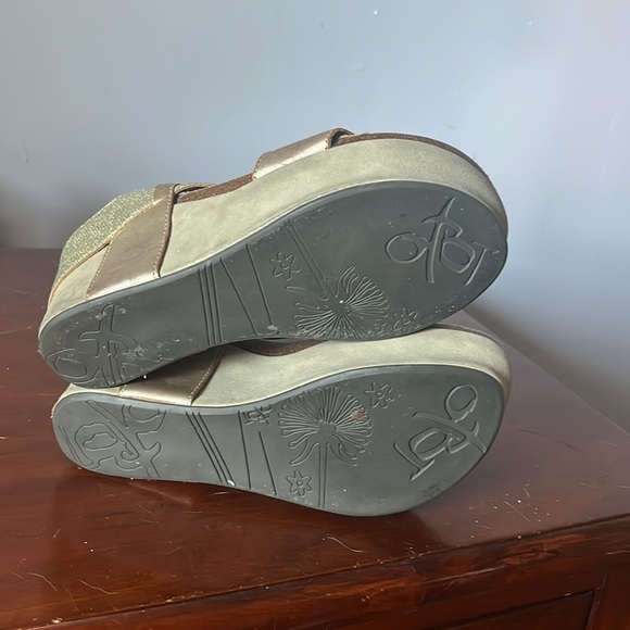 Otbt platform sandals with a wedge. Elastic strap over the ankle. Size 7 - Picture 4 of 5